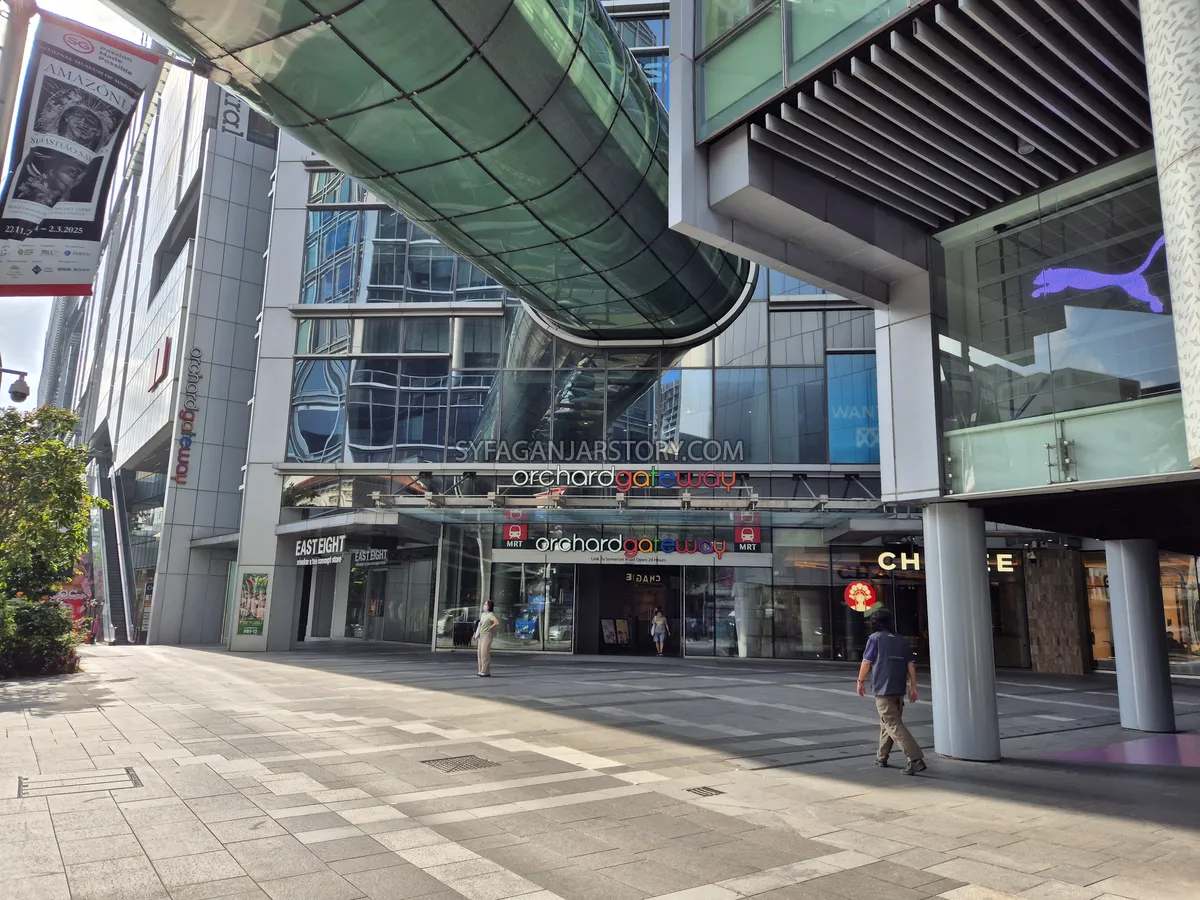 Emerald Hill, di depan Orchard Gateway