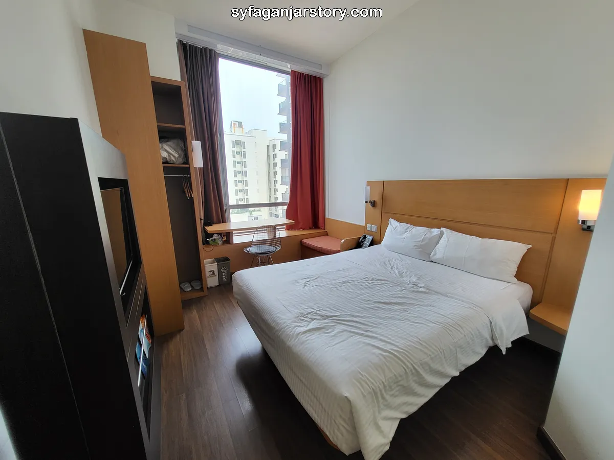 standard room with one queen size bed Ibis Singapore Novena