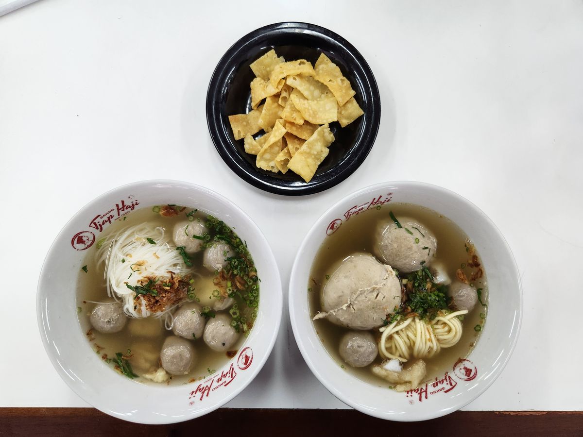 Mencoba Bakso Tjap Haji Yang Selalu Ramai Di Burangrang Bandung