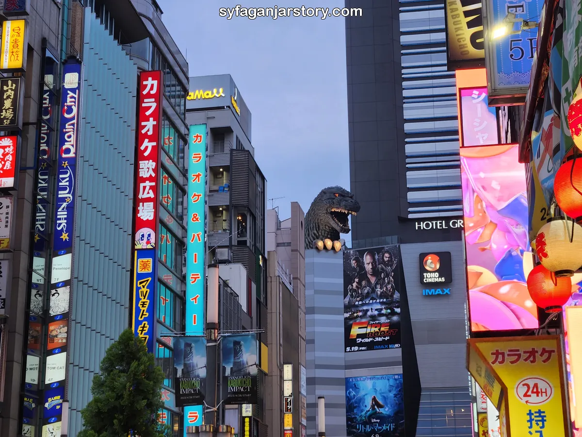 TOkyo Godzilla Statue in Shinjuku